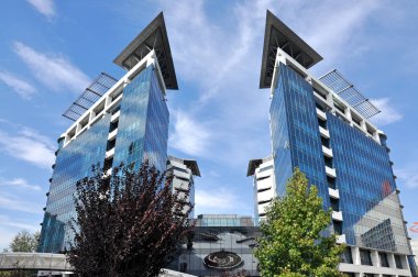 Modern mimarinin yansımaları. Yeni Belgrad ve Sırbistan 'ın iş binaları.
