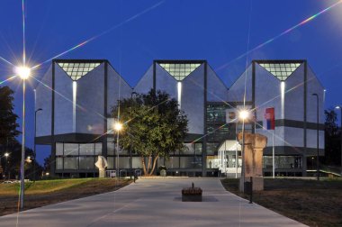 Sırbistan 'ın Belgrad kentindeki Çağdaş Sanat Müzesi, Tuna Yeni Belgrad tarafının birleştiği yere yakın Sava Nehri' nin sol kıyısında yer alıyor..