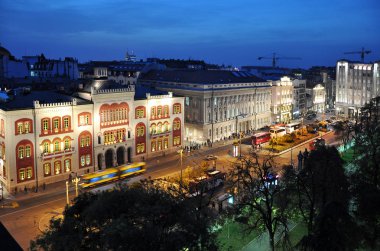 Sırbistan 'ın Belgrad kentindeki Üniversite Parkı' nın karşısındaki Öğrenci Meydanı. Aydınlatılmış cephelerle gece görüşü.
