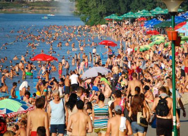 Belgrad. Ada Ciganlija Gölü. Yaz aylarında 100.000 'den fazla Belgradlı gölün suyunda yiyecek arar..