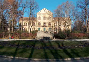 Eski Staro Zdanje oteli ile Bukovicka kaplıcasını park et. İnsanlar parkın hoş atmosferinde dinleniyor..