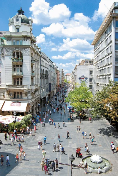 보행자 Knez Mihaila Street 수없는 사람들이 즐거운 아래걷고 — 스톡 사진