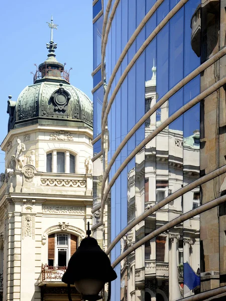 Reflexiones Viejo Nuevo Edificios Esquina Knez Mihailova Zmaj Jovina Street —  Fotos de Stock