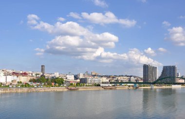 Belgrad, Sırbistan. Kasabanın üzerinde çok ilginç bulutlar olan Sava Nehri 'nin sağ kıyısında.. 