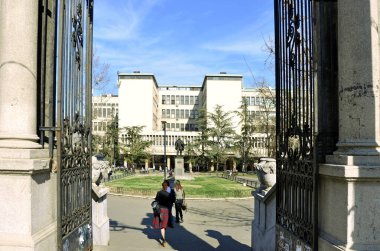 Bilim ve Matematik Fakülteleri Binası, ünlü siyanür uzmanı Jovan Cvijiç 'in heykelinin bulunduğu Öğrenci Meydanı' ndaki Üniversite Parkı 'nın karşısında yer alıyor. Belgrad, Sırbistan.