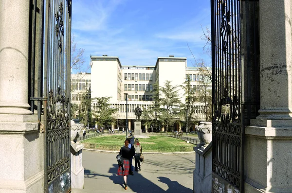 Bilim ve Matematik Fakülteleri Binası, ünlü siyanür uzmanı Jovan Cvijiç 'in heykelinin bulunduğu Öğrenci Meydanı' ndaki Üniversite Parkı 'nın karşısında yer alıyor. Belgrad, Sırbistan.