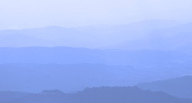 Dağların mavi solgun pulları ağ ve baskı tasarımı için uygundur..