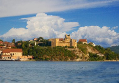 Ortaçağ kalesi Ram Tuna nehrinin kıyısında ilginç bulutlarla.