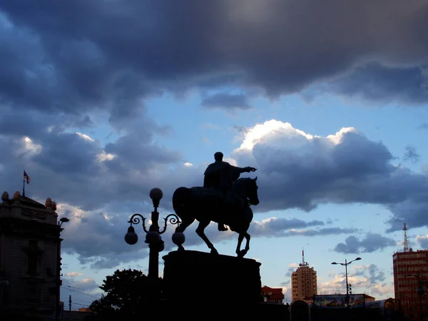 Contornos Del Monumento Príncipe Mihailo Plaza República Belgrado Con Nubes —  Fotos de Stock