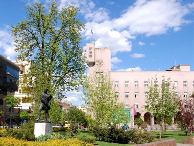 Sırbistan Ordusu Merkez Askeri Kulübü 'nün Belgrad' daki evi. Kültürel etkinlikler için askeri bina. Kulübün önündeki yenilenmiş parkta Vasa Carapic anıtı var..