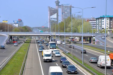 New Belgrad caddesinde trafik ve şehrin batı kapısı olarak bilinen bir bina.