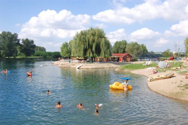 Banat 'taki Bela Crkva gölleri. Yüzücülerle dolu yedi gölden biri..