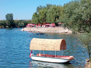 Banat 'taki Bela Crkva Gölü' ndeki tekne. Yüzücülerle dolu yedi gölden biri..