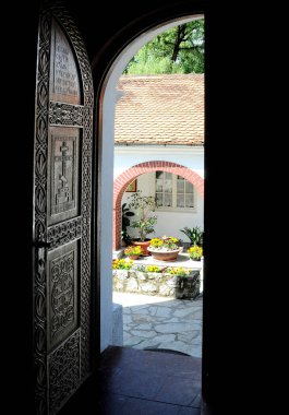 Manastır Kaona. Sırbistan 'ın batısındaki Sırp ortodoks manastırı. Kilisenin girişi Kutsal Başmelek Michael 'a adanmıştır.