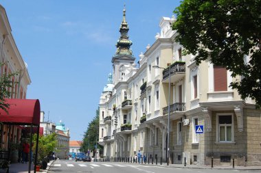 Belgrad, Sırbistan. Sime Markoviç Caddesi ve Ortodoks Katedrali 'nin çan kulesinde yer alan eski bir bina.