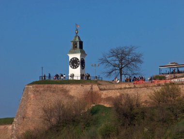 Novi Sad şehrinin simgesi. Saat kulesi olan Petrovaradin Kalesi.
