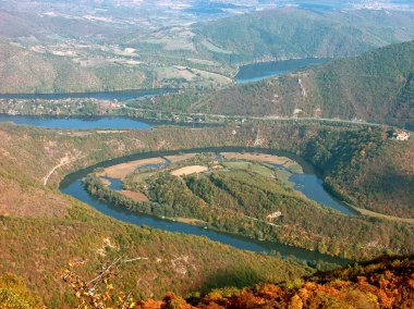 Batı Morava Nehri. Kablar Dağı 'ndan nehrin kenarına bak..