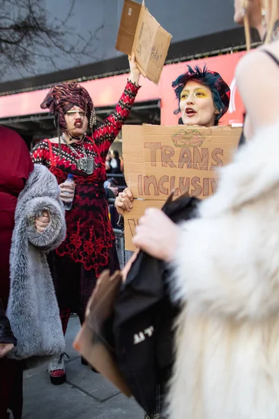 Londres Fevereiro 2019 Protestos Ativistas Transgêneros Fora London Fashion Week — Fotografia de Stock