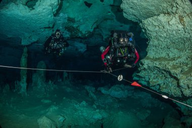 Meksika'da cenote çıkan mağara dalgıçlar