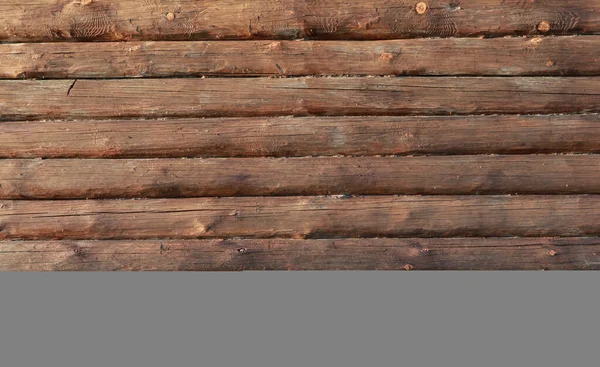 Деревянная стена из бревна в балках — стоковое фото