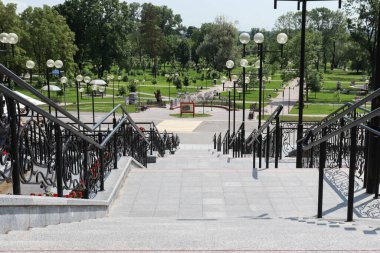 Mogilev. Belarus June. 15 2020: Merdivenler, fıskiyeler ve fenerlerle karışık basamaklar. üstten alta görünüm