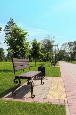 Yaz tatili parkında güzel bir bank, buluşma yeri