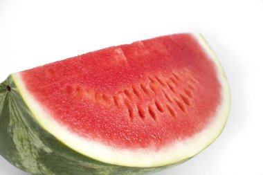 Tohumları olmayan kocaman olgun bir karpuz. - Temiz. Yakın plan. Seçici odaklanma. alışılmadık karpuz