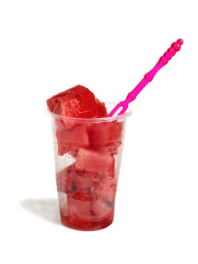 Tek kullanımlık bardakta karpuz ve şiş. Beyaz arka planda izole ışık konsepti, yaz yemekleri.