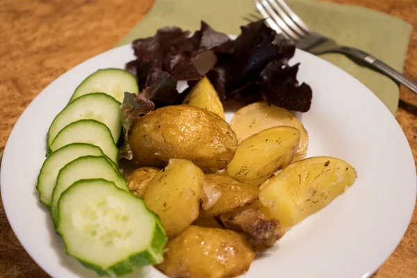 Läcker Bakad Potatis Med Gräddfil Och Färsk Gurka Sallad — Stockfoto