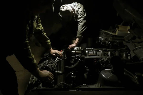 Dois Carros Mecânicos Masculinos Reparam Substituem Movendo Noite Escuro Renderizar — Fotografia de Stock
