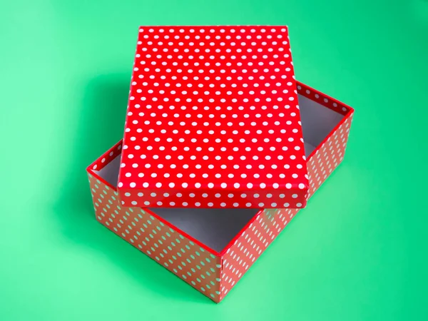 Offene Schachtel Für Ein Rotes Geschenk Auf Grünem Hintergrund Weihnachtsverpackungen — Stockfoto