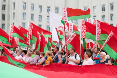Mogilev. Belarus 18 Ağustos 2020: Başkan Alexander Lukashenko 'yu desteklemek için halkı bir araya topladı. Belarus Cumhuriyeti 'nin büyük bayrağı, hükümeti karşılayan insanların elinde..