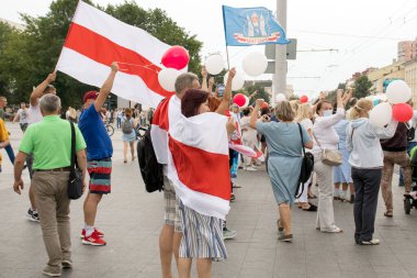 Mogilev. Belarus 18 Ağustos 2020: Mahilou 'da Cumhurbaşkanı Aleksander Lukashenko' ya karşı yapılan protesto yürüyüşü. Beyaz-beyaz-beyaz bayrakların ellerinde. Belarus 'ta siyasi durum