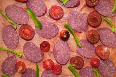 Doğranmış yeşil biber, vişneli domates, soslu pizza hamuru dilimleri. Adım adım, evde pizza yapma talimatı. Beşinci adım. Yukarıdan görüntüle.