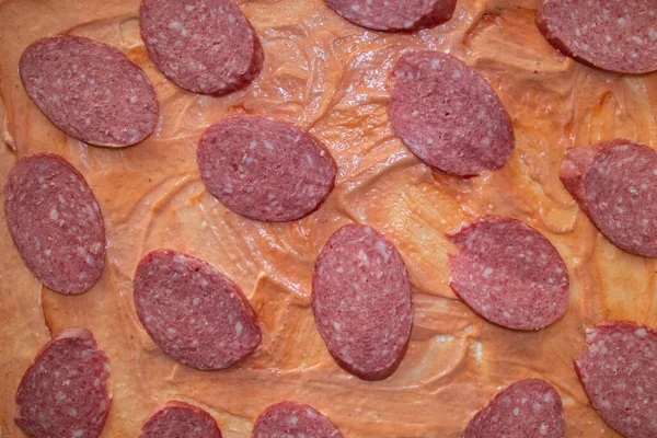 Soslu pizza hamuruna soğuk algınlığı dilimleri. Adım adım, evde pizza yapma talimatı. Üçüncü adım. Yukarıdan bak.