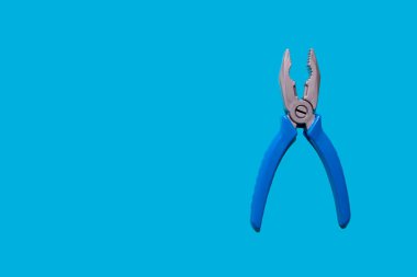 Oyuncak plastik plazmalar, mavi arka planda izole edilmiş. Babalar Günü, inşaat endüstrisi, inşaat ve onarım konsepti. Metin için kopyalama alanı olan düz konum biçimi