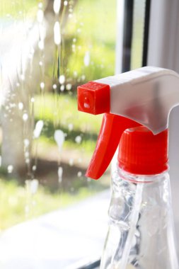 Kırmızı şapkalı plastik şişe temizleyicisi. Bahar temizliği, ev işi konsepti