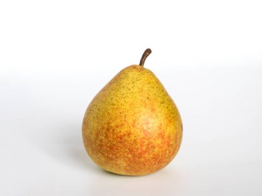 Beyaz arka planda sarı, olgun, sulu bir armut..