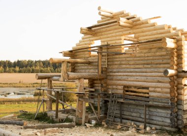 Kereste evi. Çevre dostu ev ahşap parmaklıklardan yapılmıştır. Ekolojik ahşap evlerin inşası. Kaplamalı kerestelerden yapılmış ahşap bir ev..