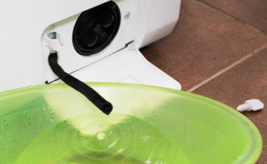 Çamaşır makinesindeki filtreyi nasıl temizleyeceğimi. su boşaltma işlemi