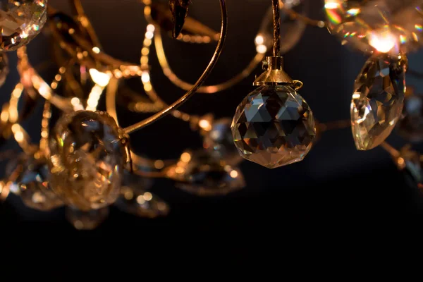 Bulanık bokeh ve kristal avize ışıklı ekipmanların soyut görüntü arkaplanı. Seçici yumuşak odak.