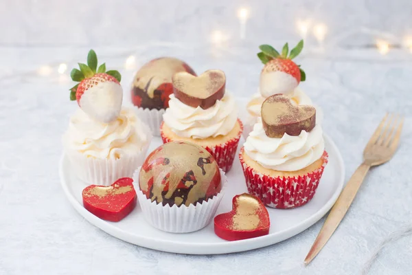 Cupcakes Mit Frischkäse Zuckerguss Dekoriert Mit Frischen Erdbeeren Weißer Schokolade — Stockfoto