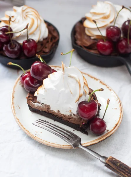 Tartas Chocolate Horneadas Mini Sartén Hierro Con Relleno Ganache Glaseado — Foto de Stock