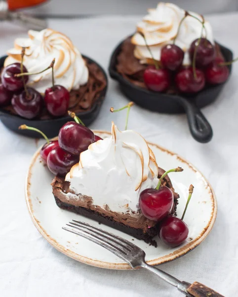 Tortas Chocolate Assadas Mini Skillets Ferro Com Recheio Ganache Cobertura — Fotografia de Stock