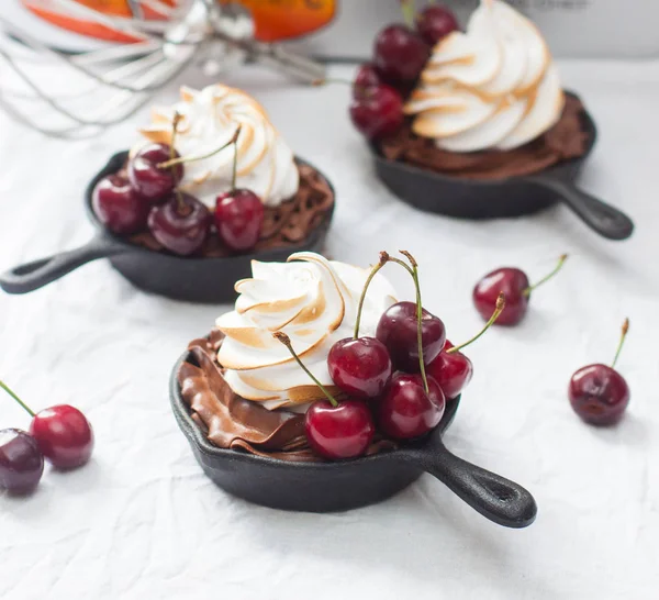 Chocolate Tarts Baked Mini Iron Skillets Ganache Filling Swiss Meringue — Stock Photo, Image