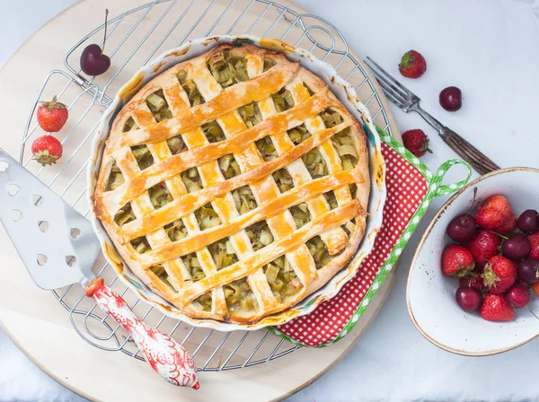 白皿にイチゴとチェリーとルバーブの季節のパイと白の背景 — ストック写真