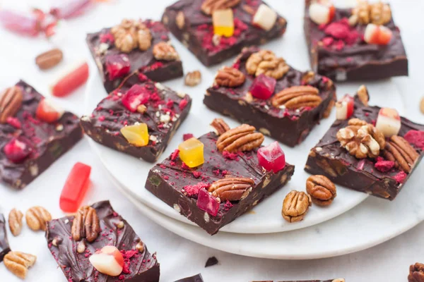 Chocolade Fudge Met Pecannoten Gedroogde Frambozen Aardbeien Kauwgom Marshmallow Bites Rechtenvrije Stockafbeeldingen