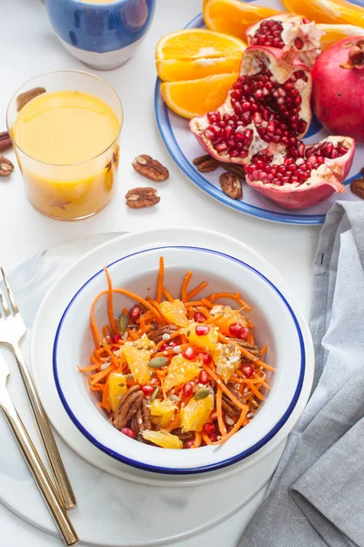 Friska Råa Vegetariska Sallad Med Morot Granatäpple Frön Apelsiner Pumpafrön — Stockfoto