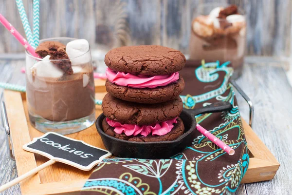 Chocolade Sandwichkoekjes Met Roze Boterroom Zwarte Ijzeren Mini Pannenkoeken Fles — Stockfoto