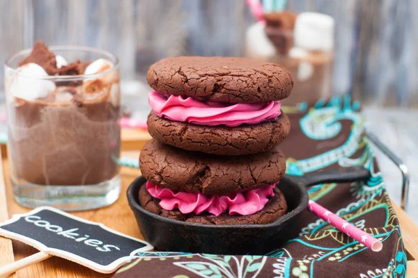 Chocolate Sandwich Cookies Pink Butter Cream Black Iron Mini Skillets — Stock Photo, Image